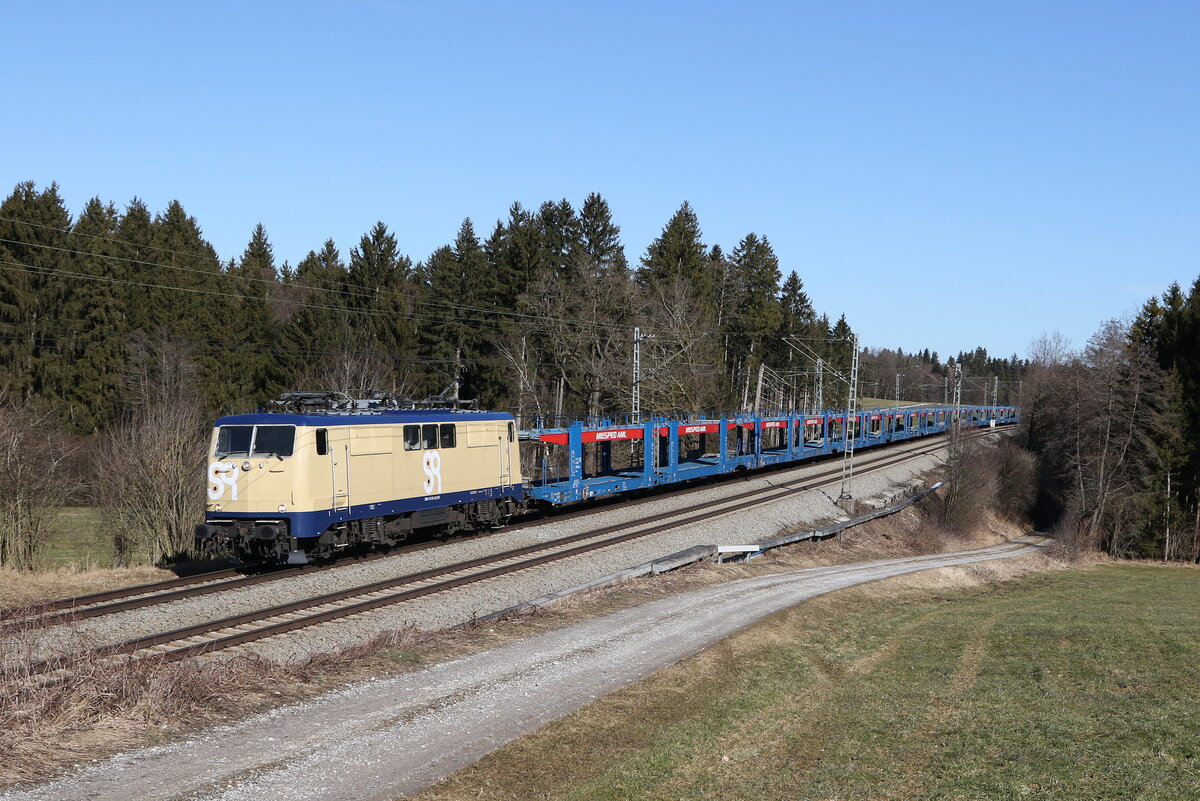 111 223 von  Smartrail  mit einem leeren Autozug aus Freilassing kommend am 13. Februar 2022 bei Grabenst�tt im Chiemgau.