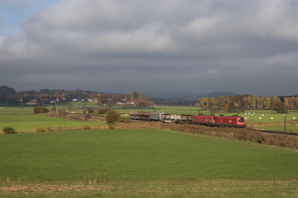 1116 029 und 1116 158 waren am 31. Oktober 2015 mit einem kurzen gemischten G�terzug bei Bernau am Chiemsee in Richutng Salzburg unterwegs.