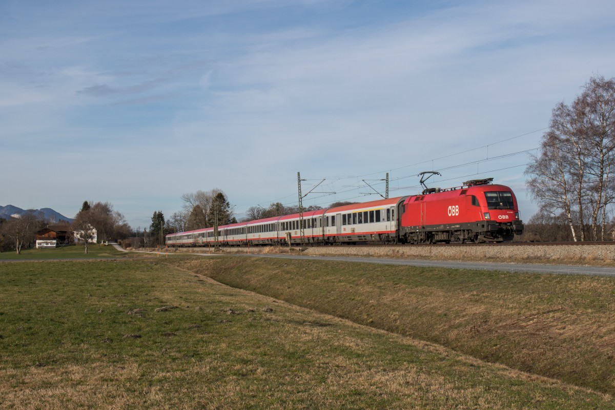 1116 036-5 auf dem Weg nach Salzburg am 12. Februar 2016 bei �bersee am Chiemsee.