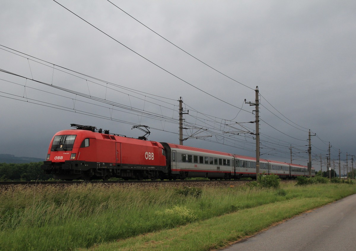 1116 037-3 versucht am 29. Mai 2014 bei Gro�sierning dem Unwetter zu entkommen.