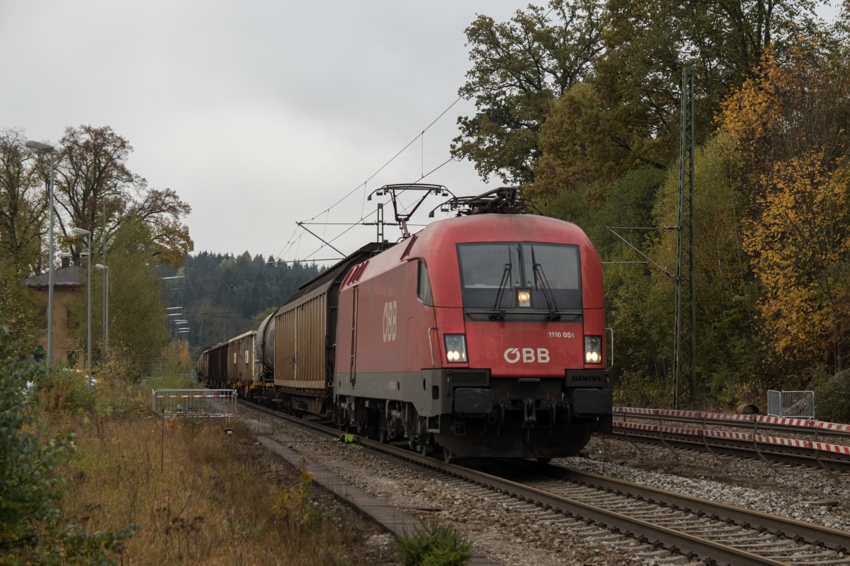 1116 051 durchf�hrt am 24. Oktober 2015 mit einem gemischten G�terzug den Bahnhof von Assling.