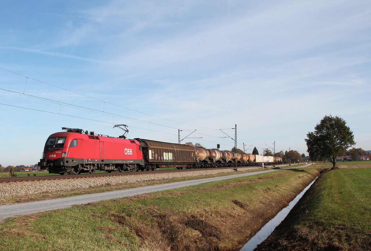 1116 055 mit einem gemischten G�terzug am 1. November 2016 bei �bersee am Chiemsee.
