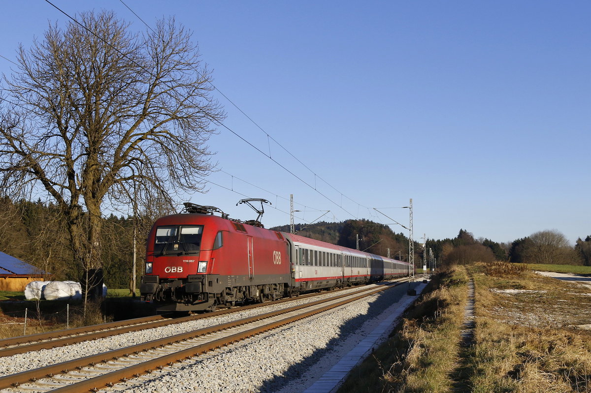 1116 057 am 29. Dezember 2016 mit dem EC 112 aus Salzburg kommend bei Grabenst�tt.