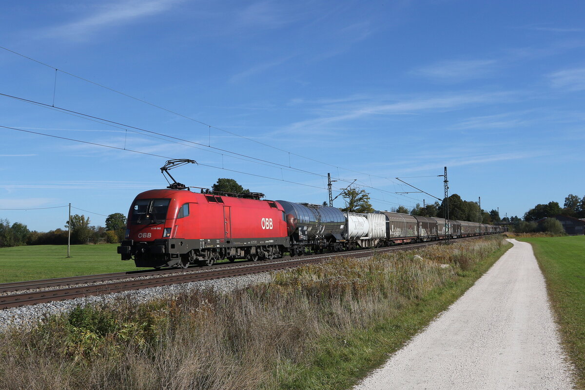 1116 062 mit einem gemischten G�terzug aus Salzburg kommend am 20. Oktober 2021 bei �bersee am Chiemsee.