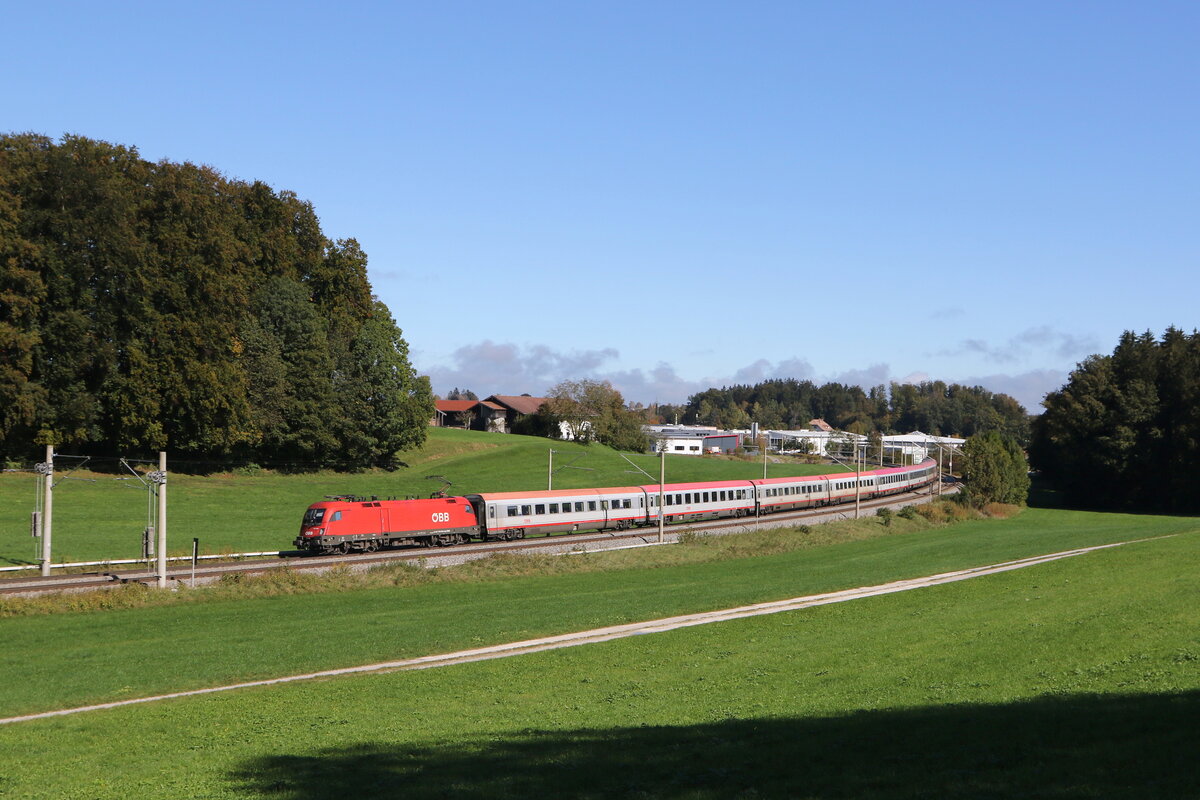 1116 093 war mit einem  EC  am 6. Oktober 2024 bei Axdorf auf dem Weg nach M�nchen.