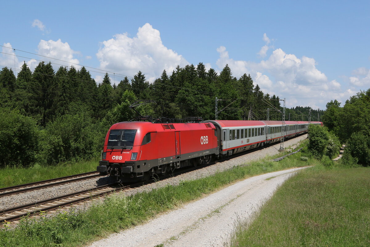 1116 096 war am 11. Juni 2021 schiebend an einem  EC  bei Grabenst�tt im Chiemgau in Richtung Salzburg unterwegs.