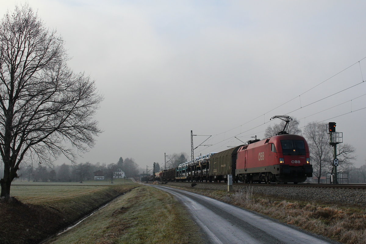 1116 097 war mit einem gemischten G�terzug am 17. Dezember 2016 bei �bersee in Richtung Freilassing unterwegs.