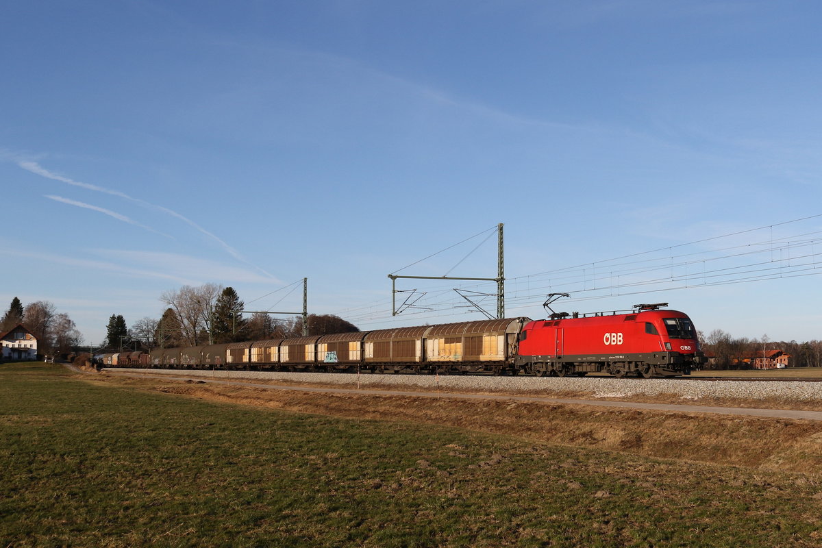 1116 100 war 17. Januar 2020 mit einem gemischten G�terzug bei �bersee am Chiemsee in Richtung Salzburg unterwegs.