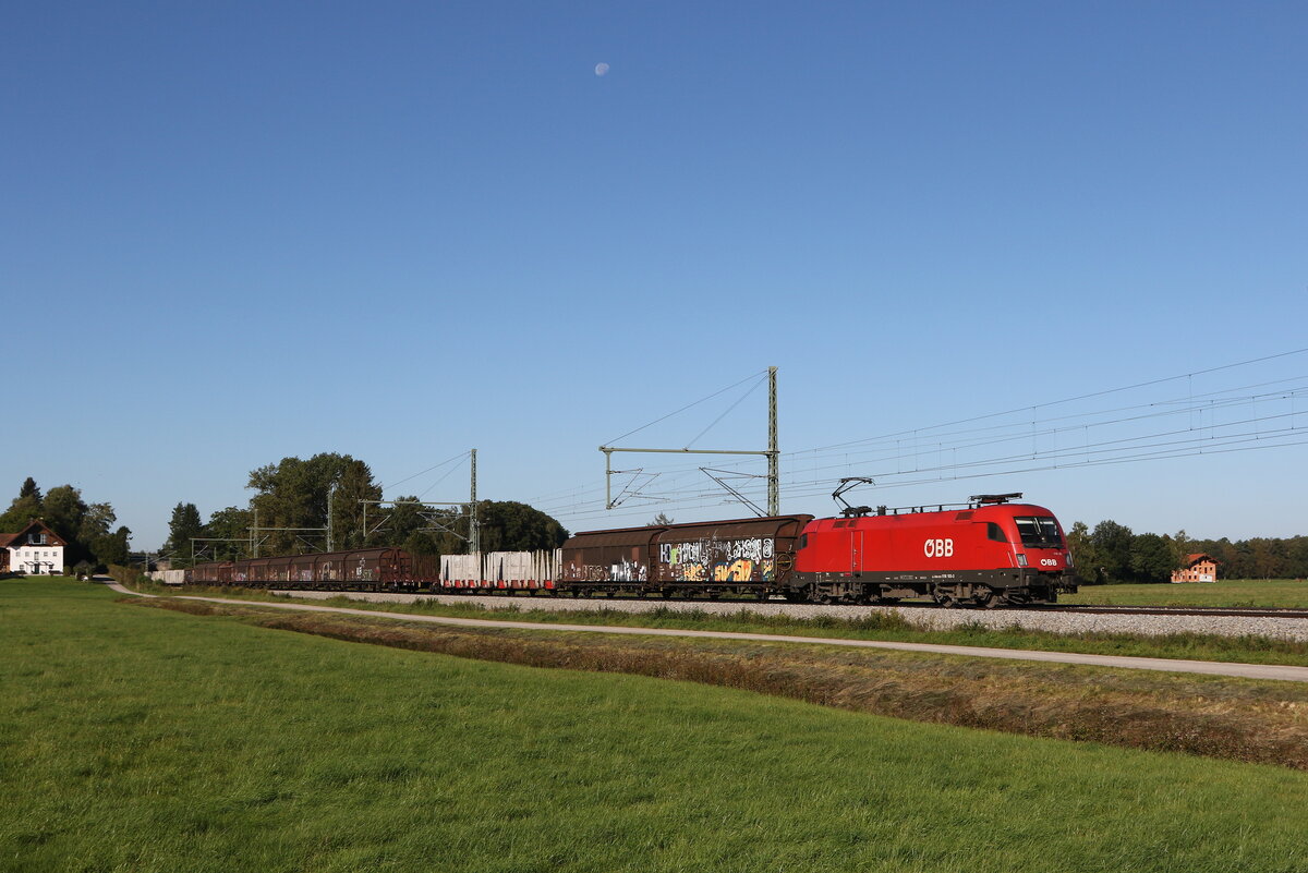 1116 103 war am 25. September 2021 mit einem gemischten G�terzug bei �bersee am Chiemsee in Richtung Freilassing unterwegs.