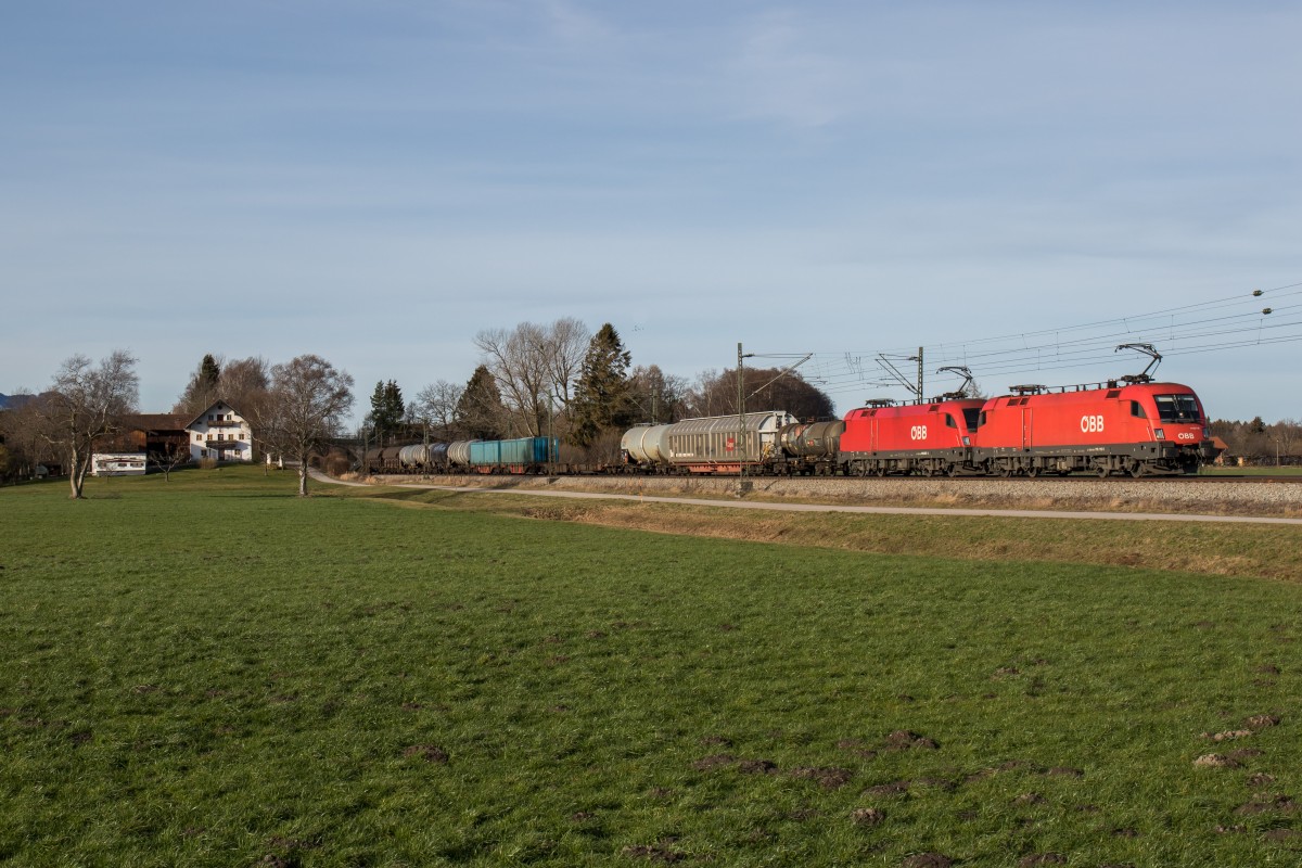 1116 116-5 und 1016 027-5 waren am 6. Februar 2016 mit einem gemischten G�terzug bei �bersee in Richtung Salzburg unterwegs.