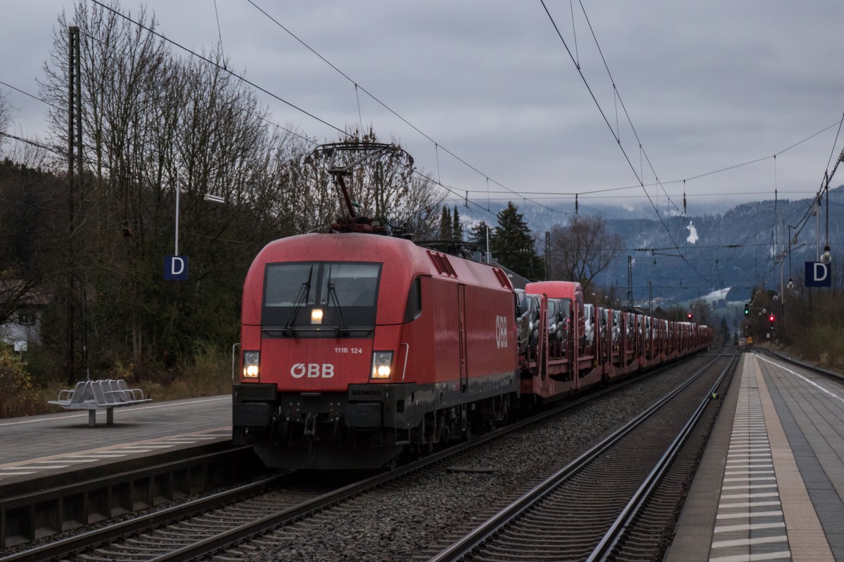 1116 124 durchf�hrt am 28. November 2015 mit einem Autozug aus Salzburg kommend den Bahnhof von Prien am Chiemsee.