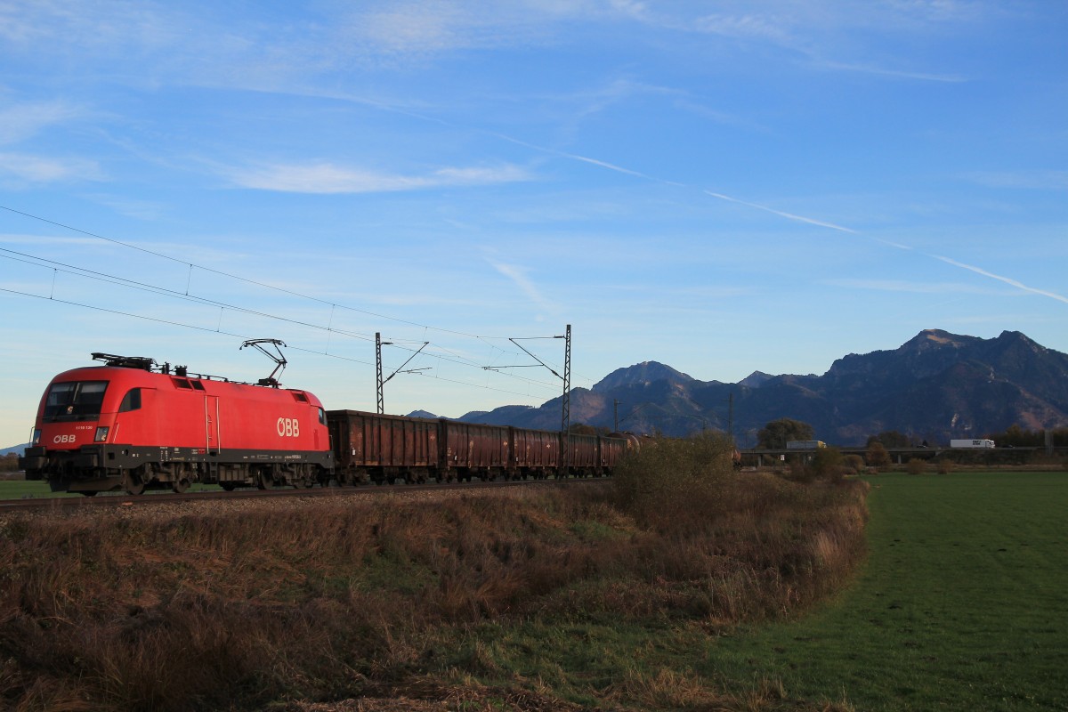 1116 136-1 mit einem gemischten G�terzug am 8. November 2013 bei Weisham.