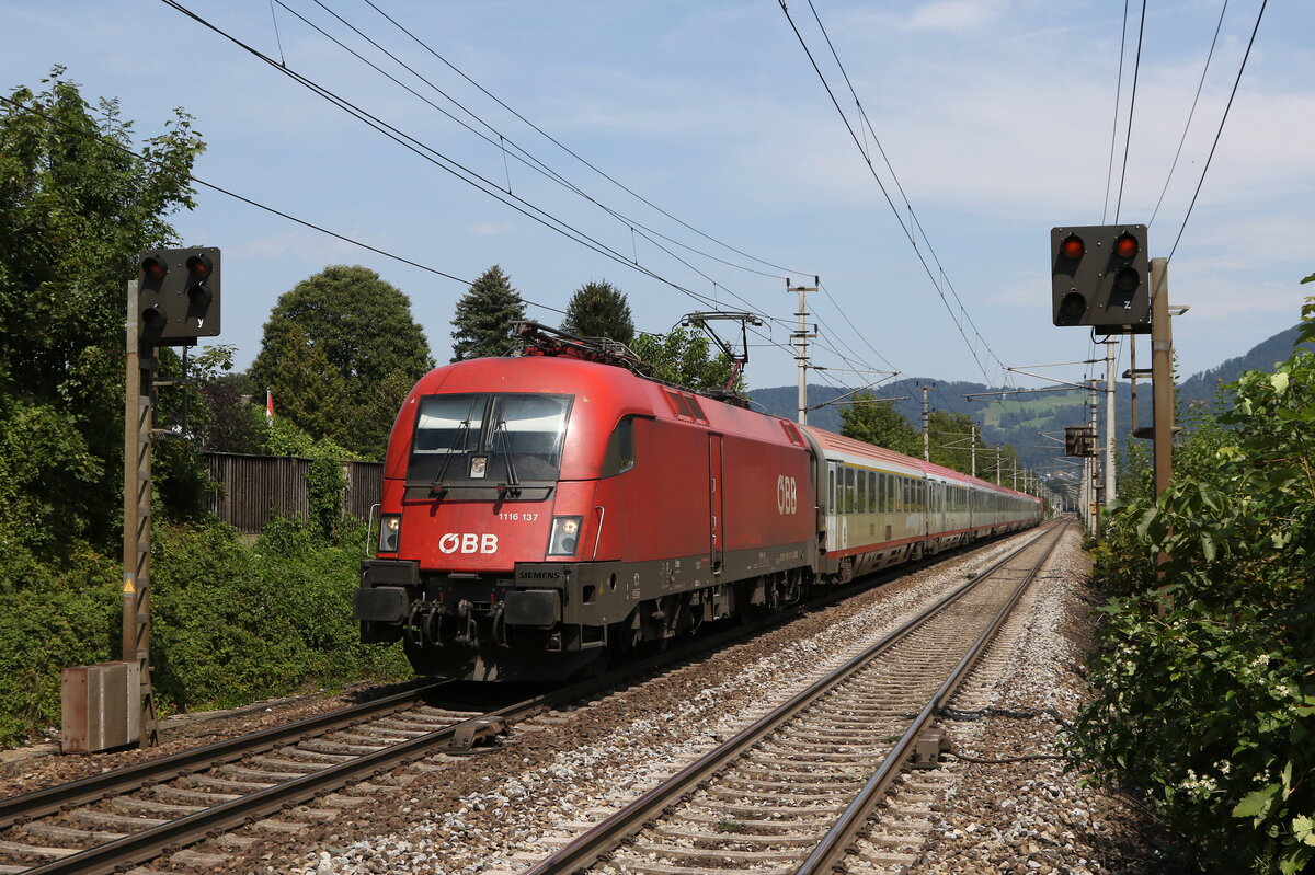 1116 137 mit einem  EC  aus Salzburg kommend am 12. August 2024 in  Salzburg-S�d .