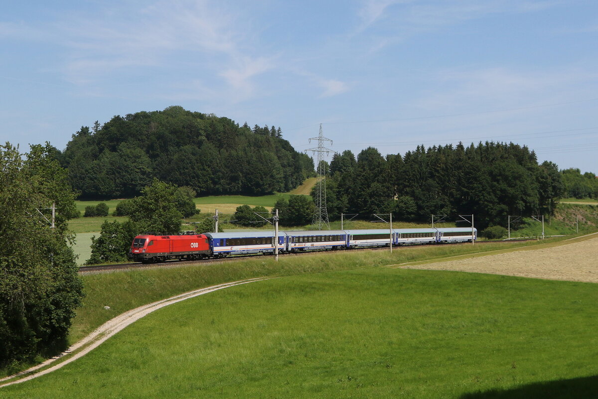 1116 139 mit dem  Polen-Nachtzug  aus Salzburg kommend am 13. Juni 2025 bei Vachendorf.