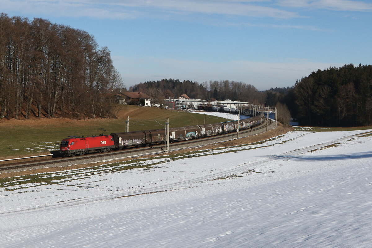 1116 140 mit einem gemischten G�terzug aus Salzburg kommend am 3. Februar 2026 bei Axdorf.