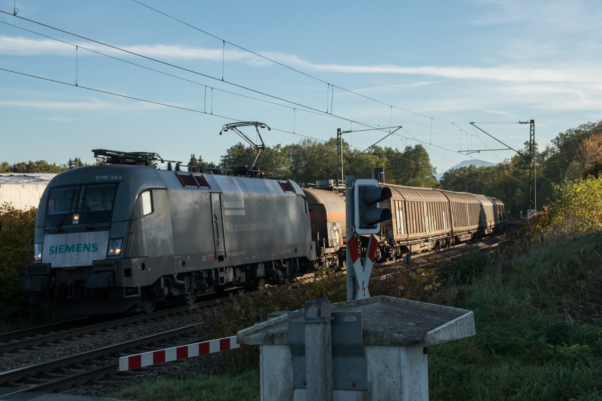 1116 141-3 der  Siemens -Taurus mit einem gemischten G�terzug am 24. Oktober 2015 bei Vogl.