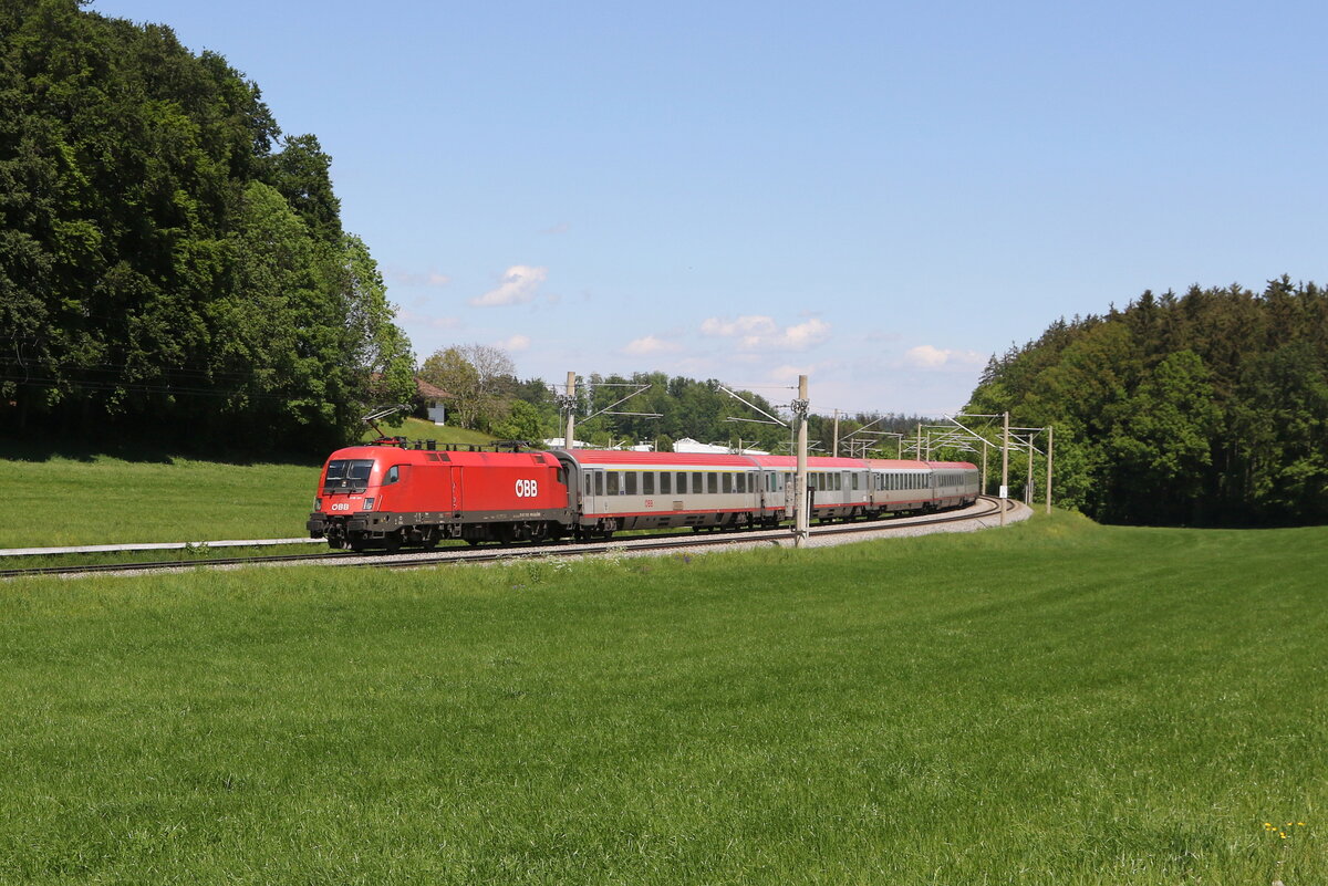 1116 141 war am 12. Mai 2024 mit einem  EC  bei Axdorf in Richtung M�nchen unterwegs.