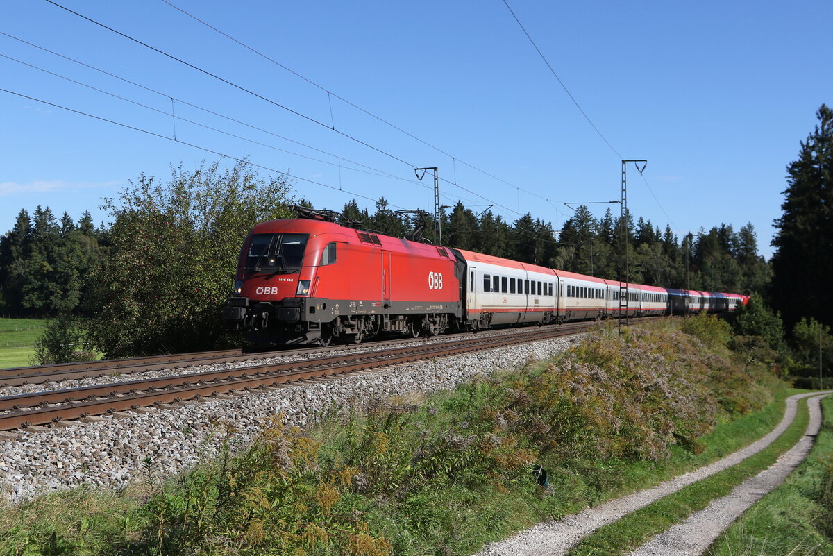 1116 143 war mit einem  EC  am 20. September 2025 bei Ufering auf dem Weg nach M�nchen.