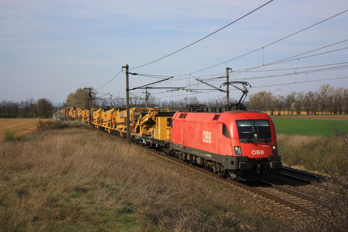1116 165-2 war am 21. M�rz 2014 mit einem Bauzug in Richtung Gramatneusiedl unterwegs.
