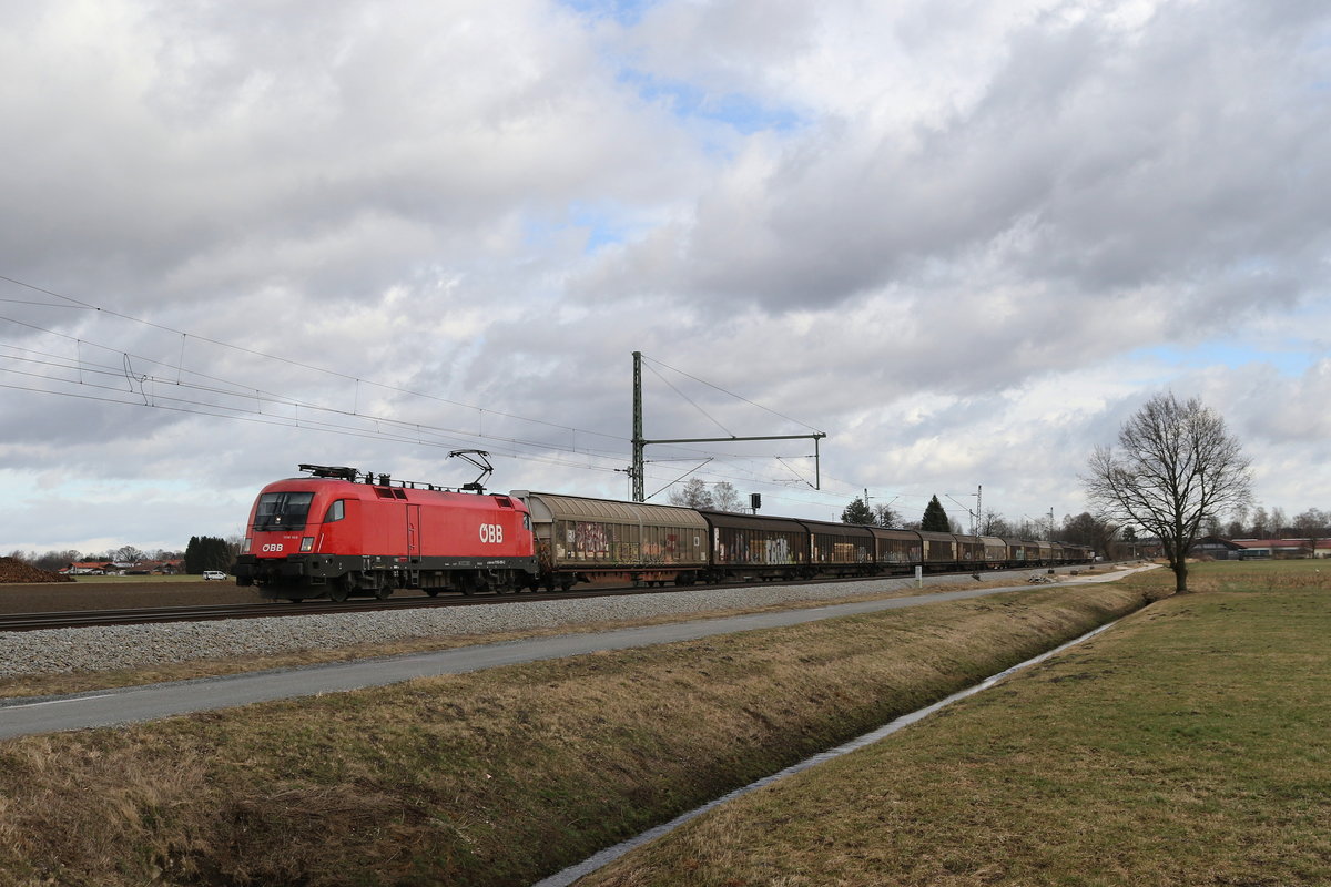 1116 189 mit einem Schiebewandwagenzug aus Salzburg kommend am 11. Februar 2020 bei �bersee am Chiemsee.