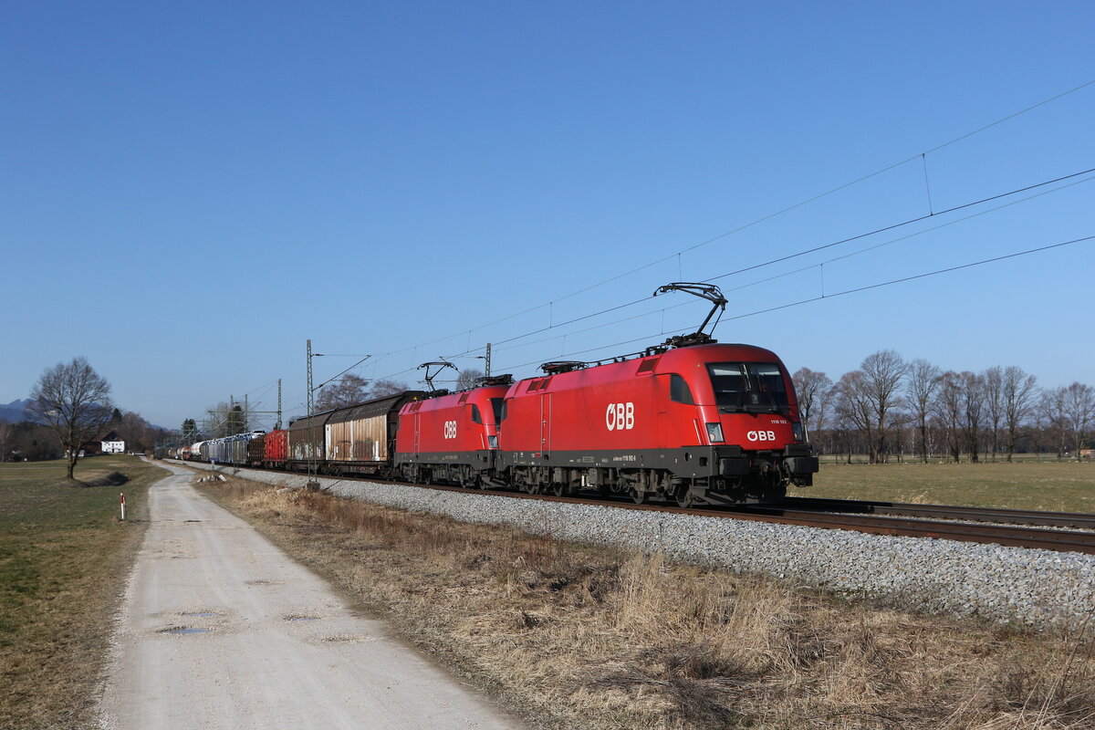 1116 192 & 1116 279 mit einem gemischten G�terzug auf dem Weg nach Salzburg am 28. Februar 2022 bei �bersee am Chiemsee.