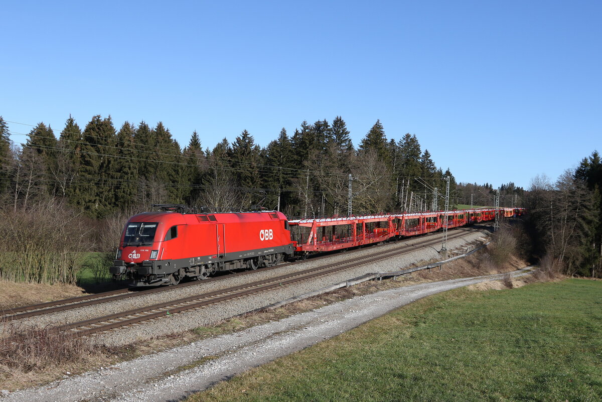 1116 196 war am 16. Januar 2023 mit einem leeren Autozug bei Sossau in Richtung M�nchen unterwegs.