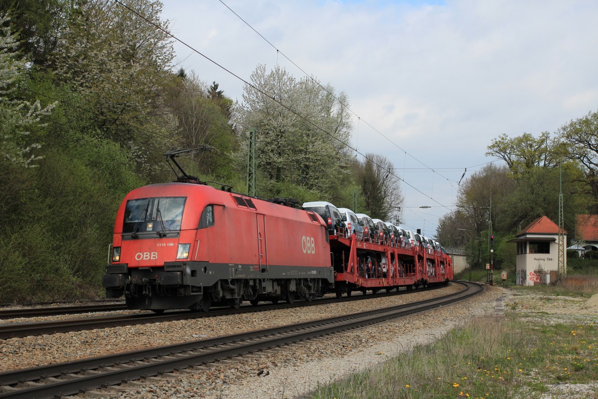 1116 198-3 kam mit einem Autozug aus M�nchen. Aufgenommen am 14. April 2013 in Assling.
