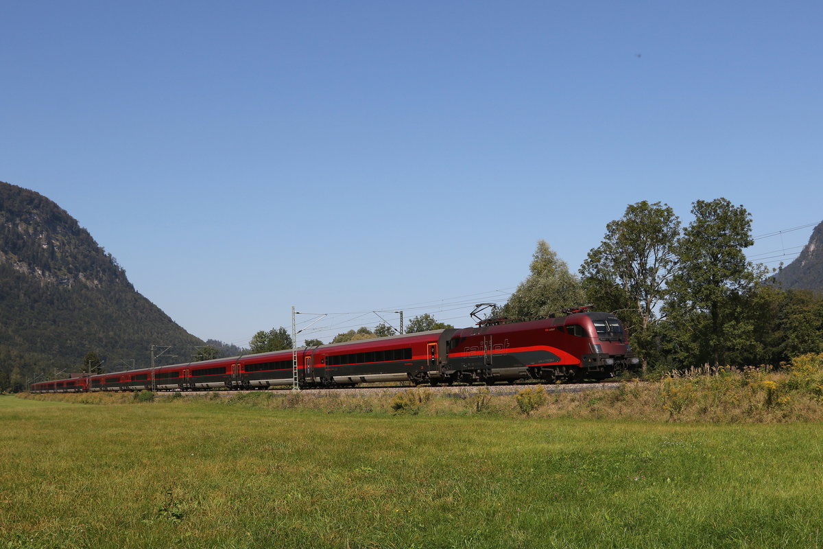 1116 205 mit einer  Railjet-Doppelgarnitur  am 15. September 2020 bei Niederaudorf im Inntal.
