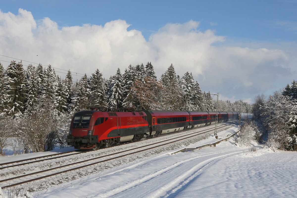 1116 212 aus Salzburg kommend am 12. Dezember 2022 bei Grabenst�tt im Chiemgau.