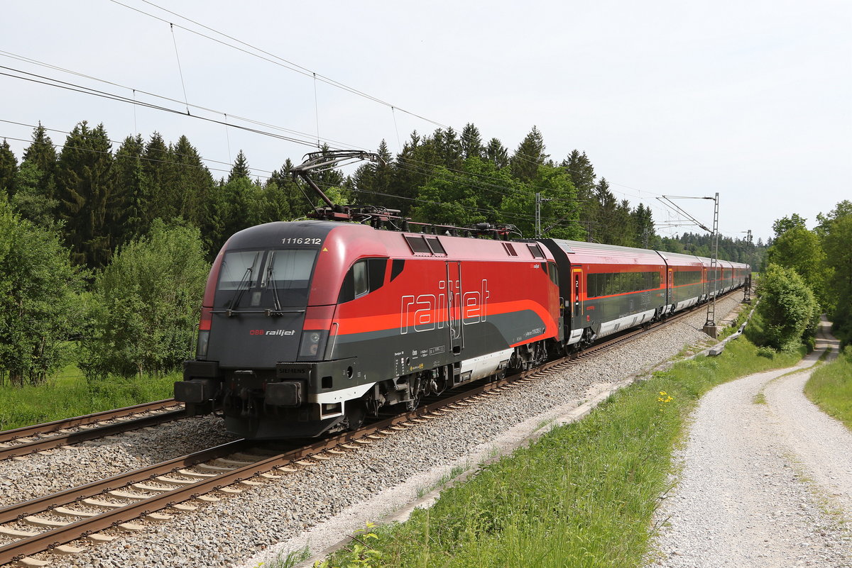 1116 212 schob am 22. Mai 2020 einen Railjet bei Grabenst�tt in Richtung Salzburg.