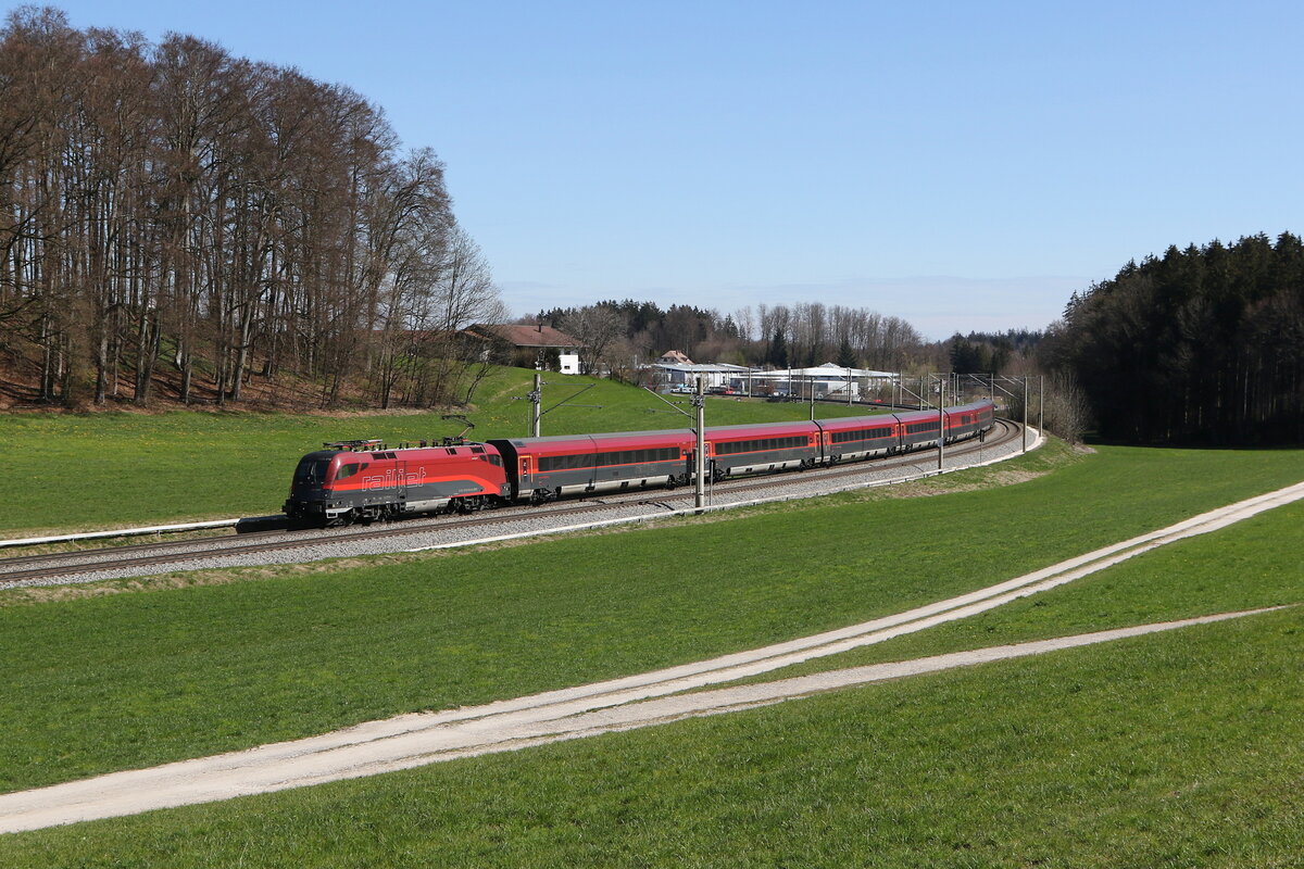 1116 218 aus Salzburg kommend am 8. April 2025 bei Axdorf im Chiemgau.