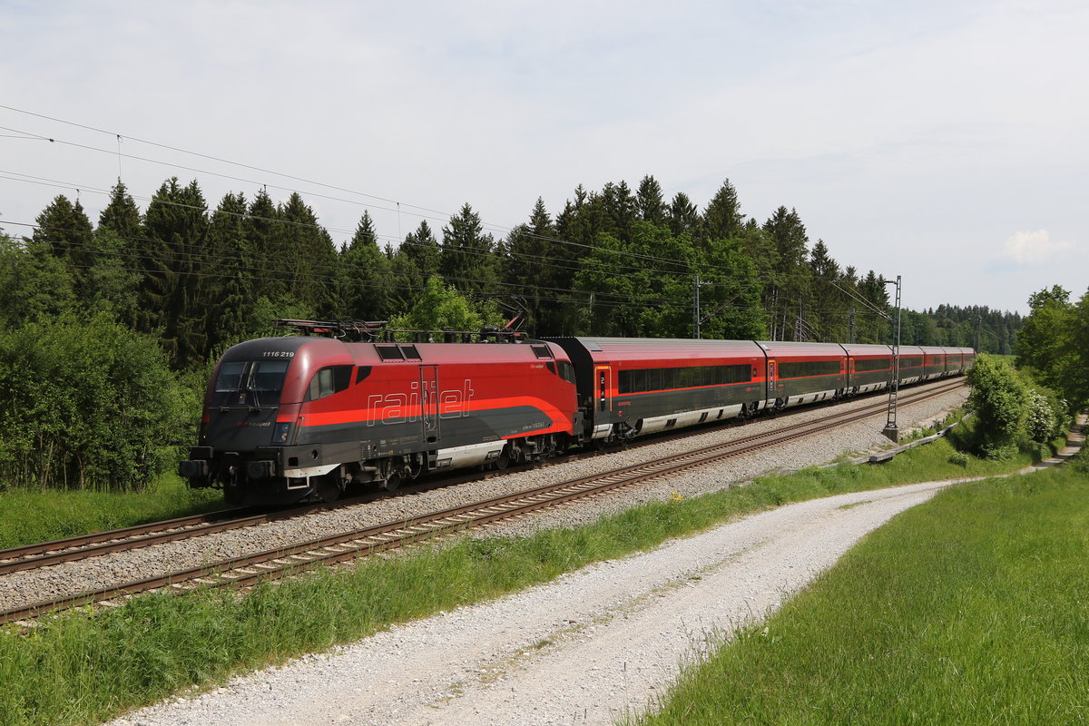 1116 219 mit einem Railjet am 22. Mai 2020 bei Grabenst�tt.