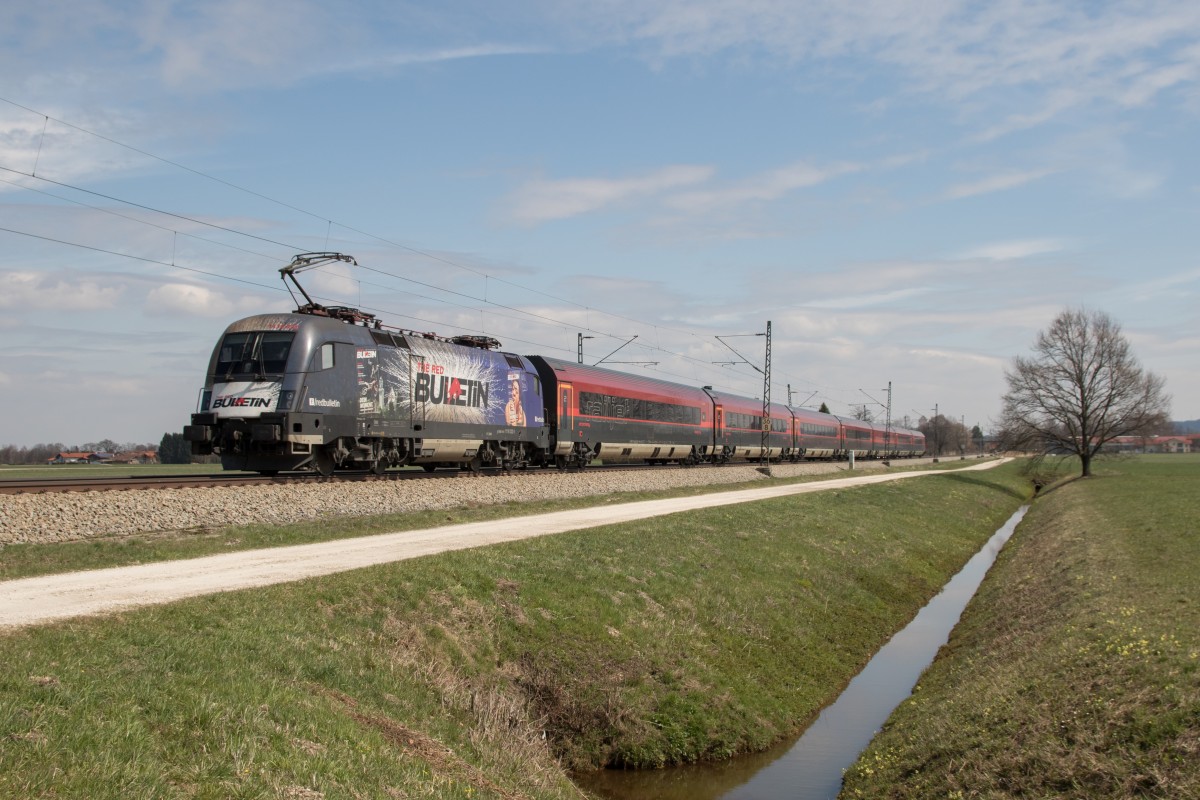 1116 222-1  Red Bulletin Taurus  schiebend an einem Railjet am 8. April 2015 bei �bersee.