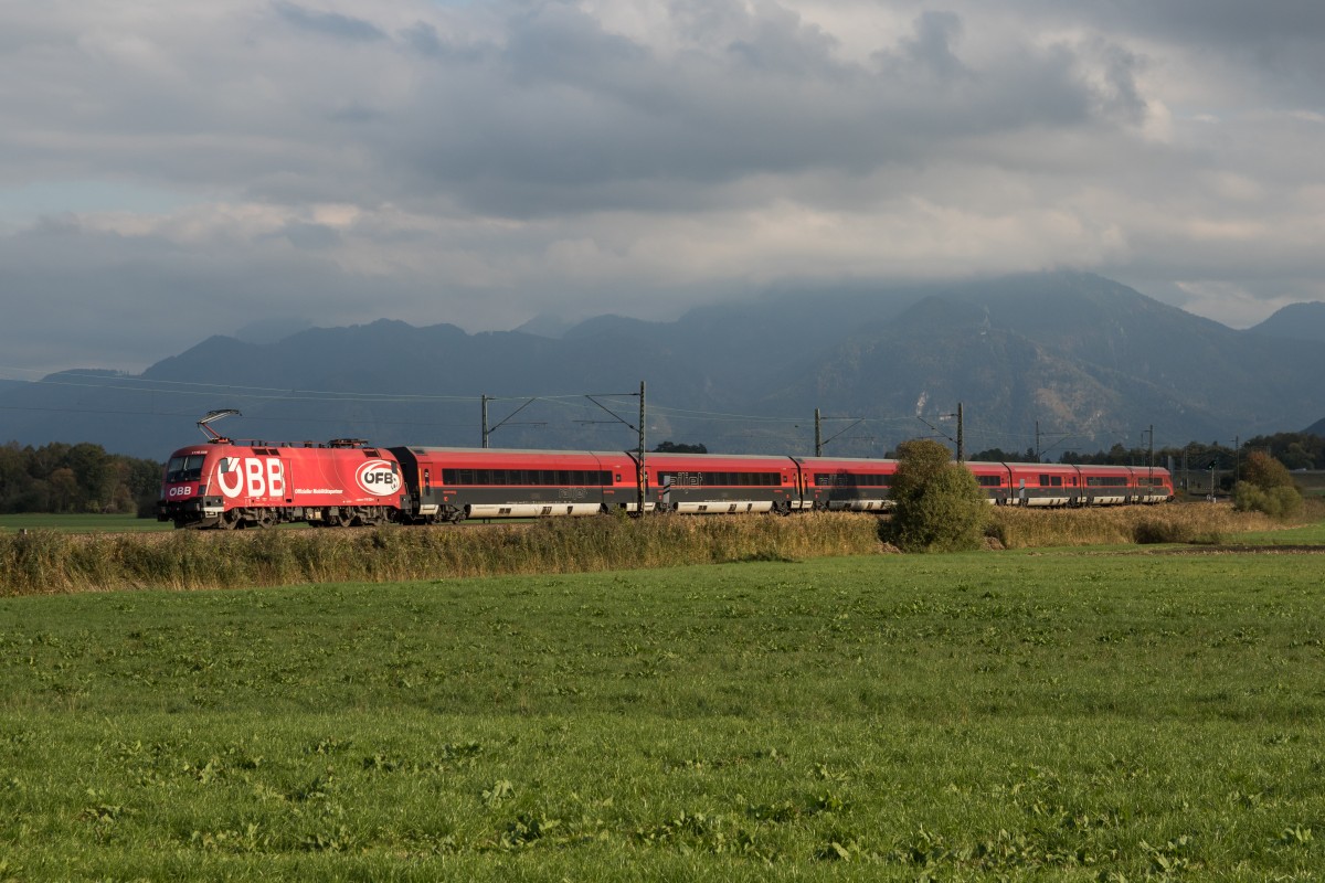 1116 225-4 diesmal mit einer normalen Rail-Jet-Garnitur unterwegs. Aufgenommen am 9. Oktober 2015 bei Bernau am Chiemsee.