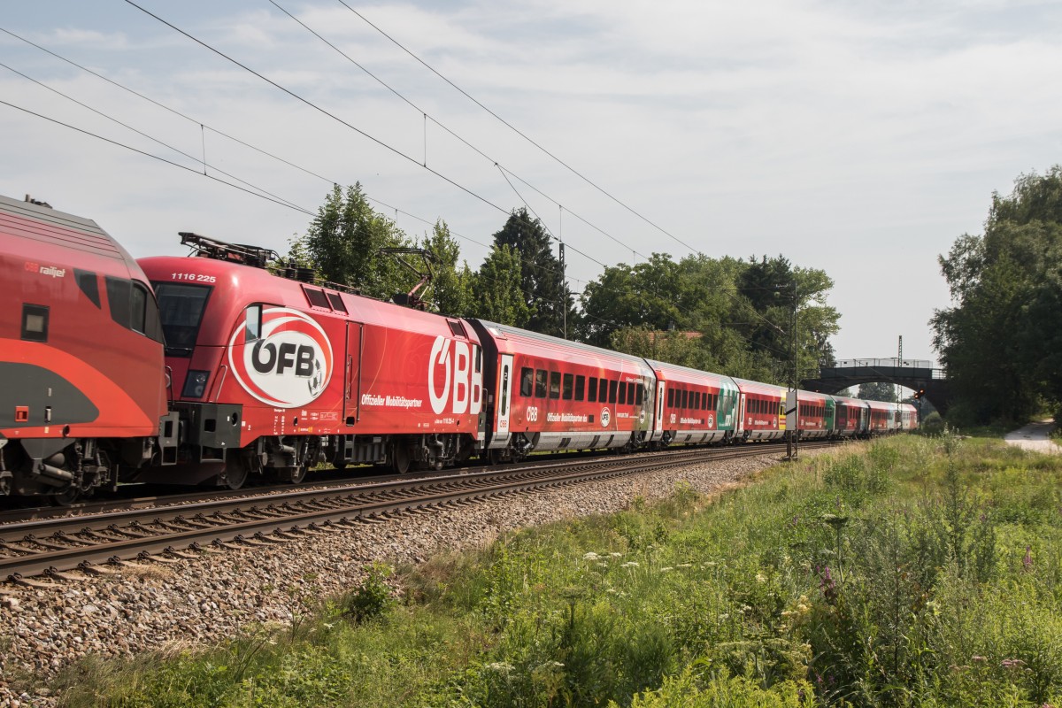 1116 225 mit dem  �FB Railjet  am 19. Juli 2015 bei �bersee am Chiemsee.