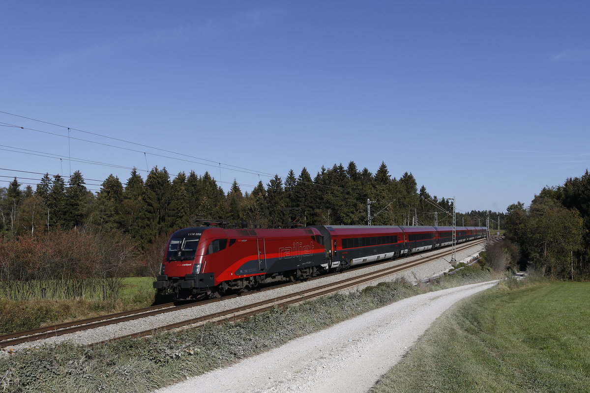 1116 226 mit einem  Railjet  aus Salzburg kommend am 22. Oktober 2018 bei Grabenst�tt.