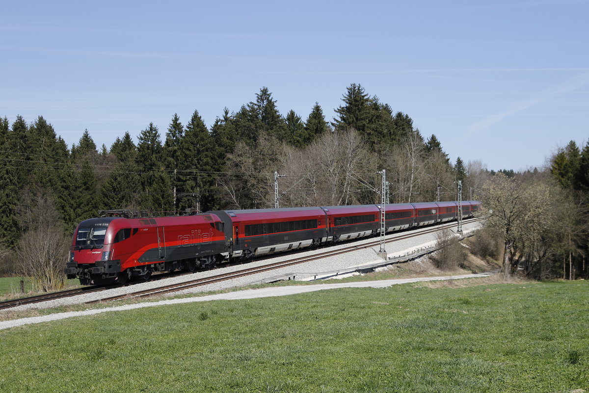 1116 228 mit einer  Railjet -Garnitur am 26. M�rz 2016 aus Salzburg kommend bei Grabenst�tt.