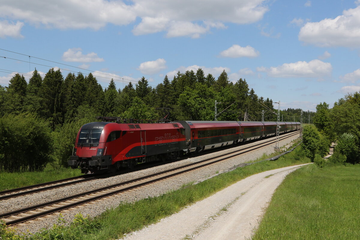 1116 244 auf dem Weg nach M�nchen am 30. Mai 2021 bei Grabenst�tt.