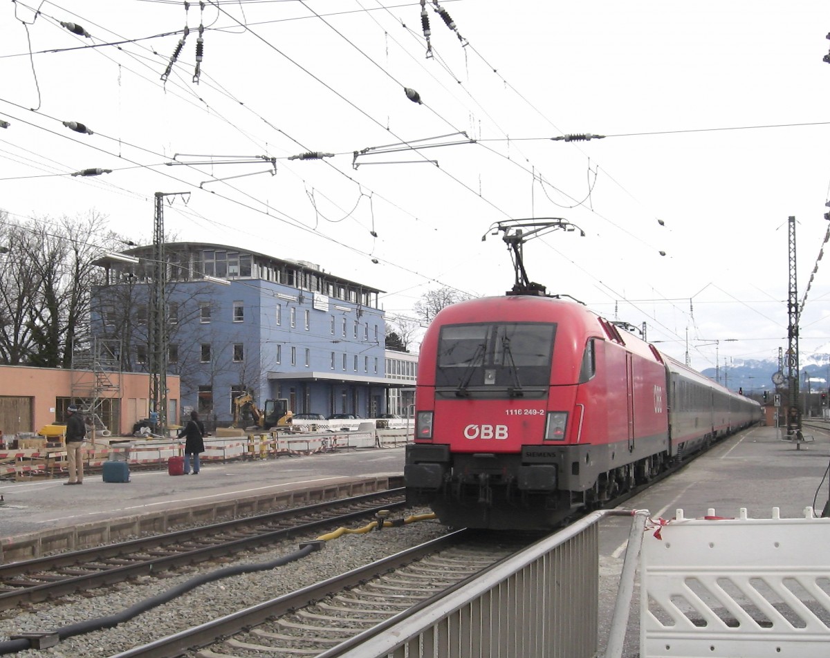 1116 249-2 bei der Einfahrt in den Bahnhof von Rosenheim am 8. M�rz 2009.