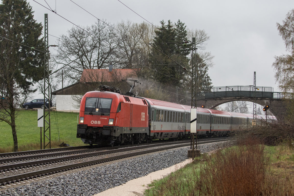 1116 252 aus Salzburg kommend am 8. April 2016 bei �bersee am Chiemsee.
