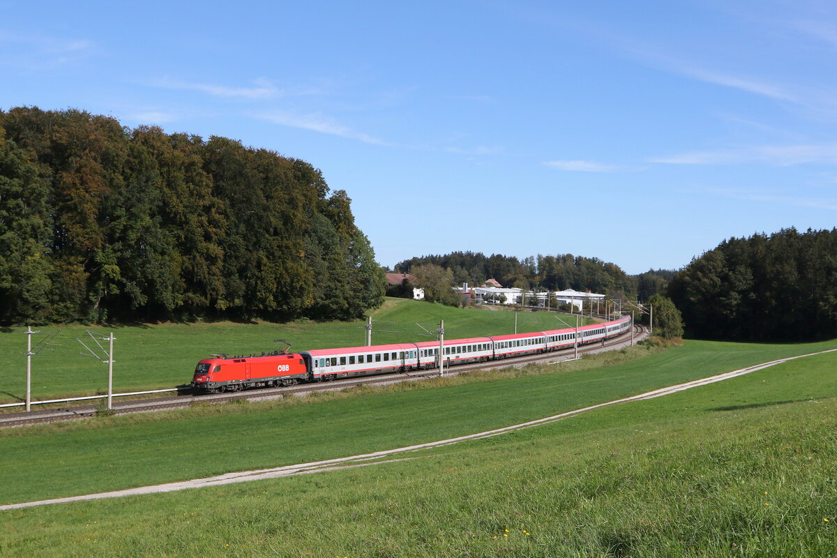 1116 252 war mit einem  EC  am 7. Oktober 2024 bei Axdorf auf dem Weg nach M�nchen.
