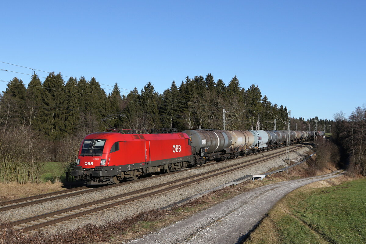 1116 253 mit einem Kesselwagenzug aus Salzburg kommend am 31. Dezember 021 bei Grabenst�tt.