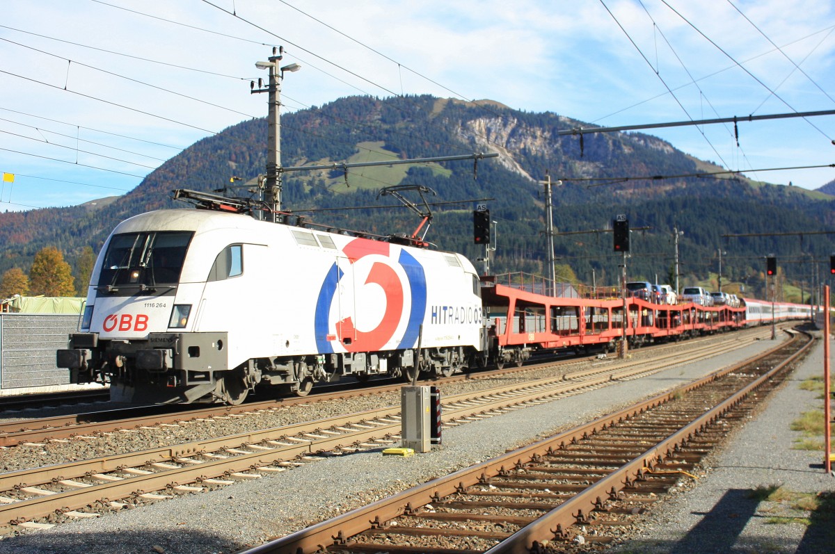1116 264 der  �3 Hitradio-Taurus  war am 20. Oktober 2013 auf der  Gisela-Bahn  unterwegs. Aufgenommen bei der einfahrt in den Bahnhof von St. Johann/Tirol.