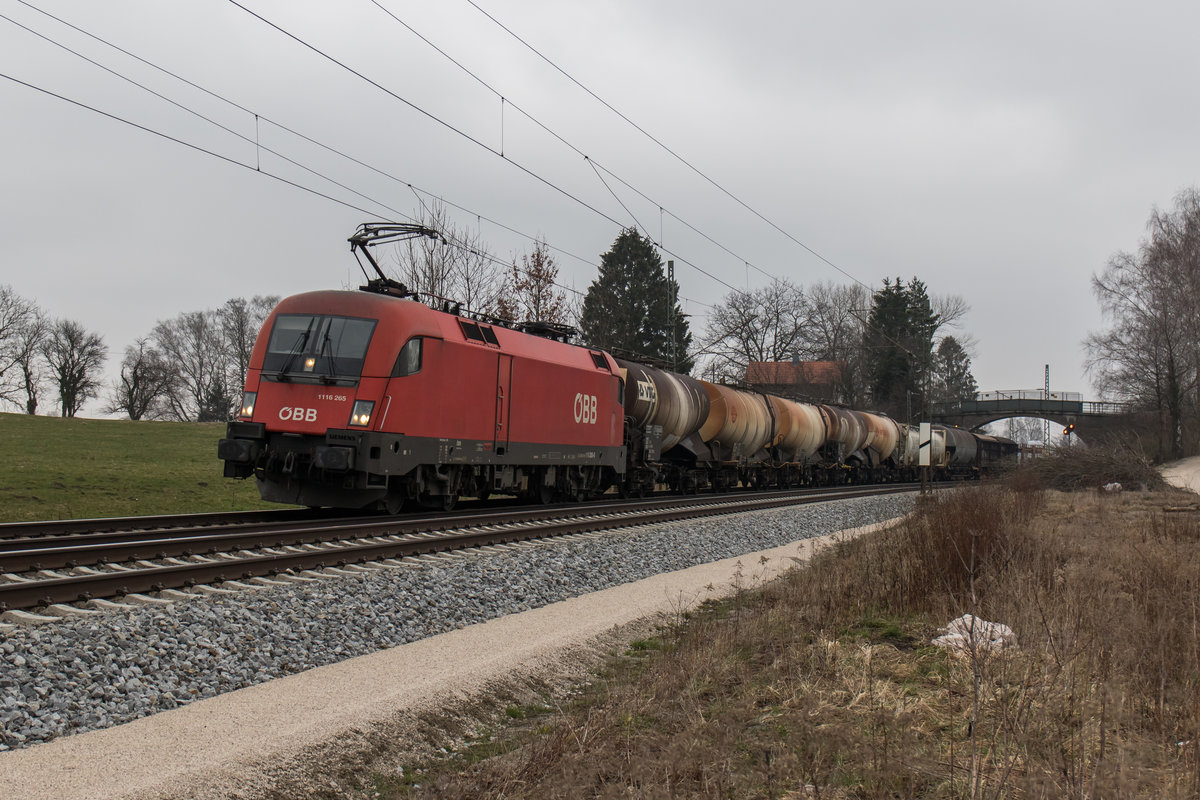 1116 265-0 mit einem gemischten G�terzug am 12. M�rz 2016 bei �bersee am Chiemsee.
