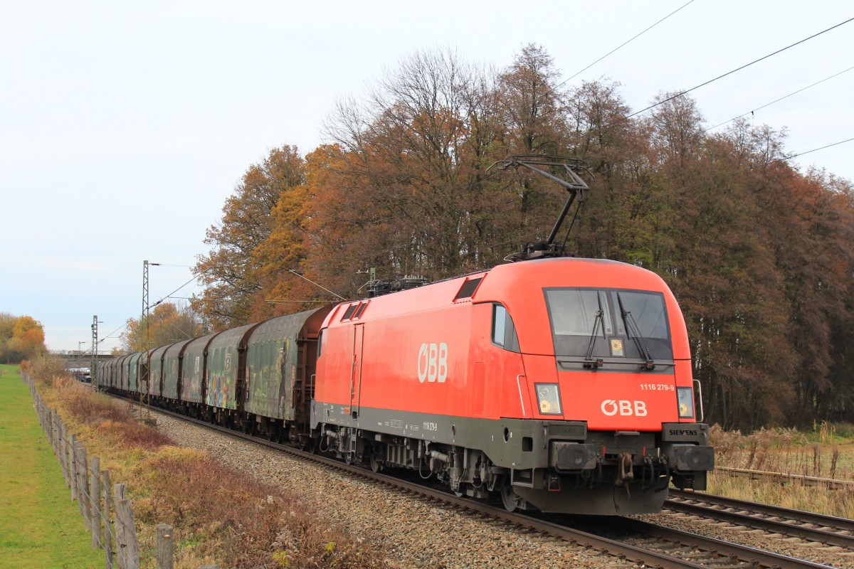 1116 279-9 mit einem gemischten G�terzug aus M�nchen kommend am 10. November 2012 bei Vogl.