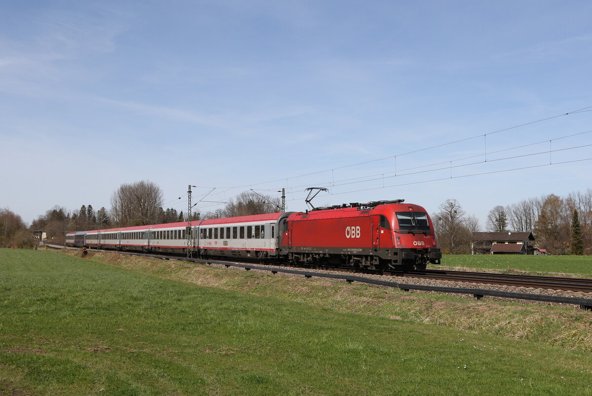 1216 007 mit einem  EC  auf dem Weg zum Brenner am 20. M�rz 2024 bei Brannenburg.
