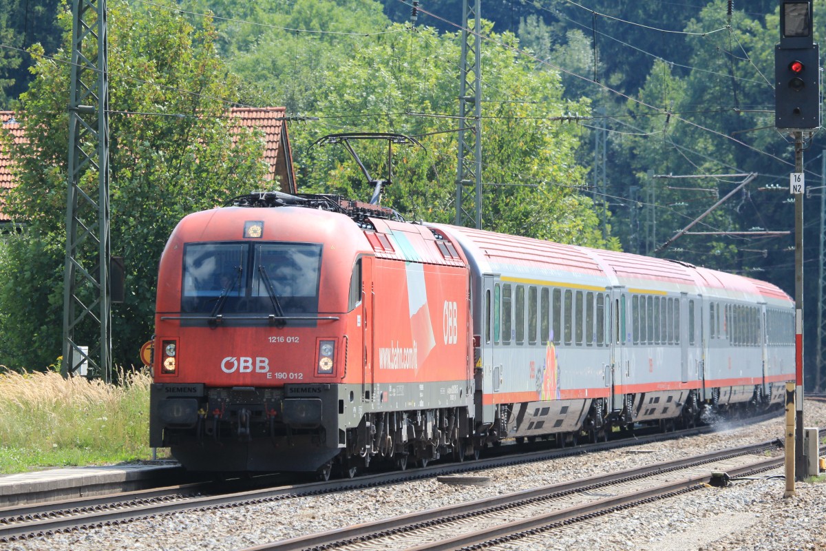 1216 012-5 ist am 20. August 2013 im Bahnhof von Assling in Richtung M�nchen-Hauptbahnhof unterwegs.