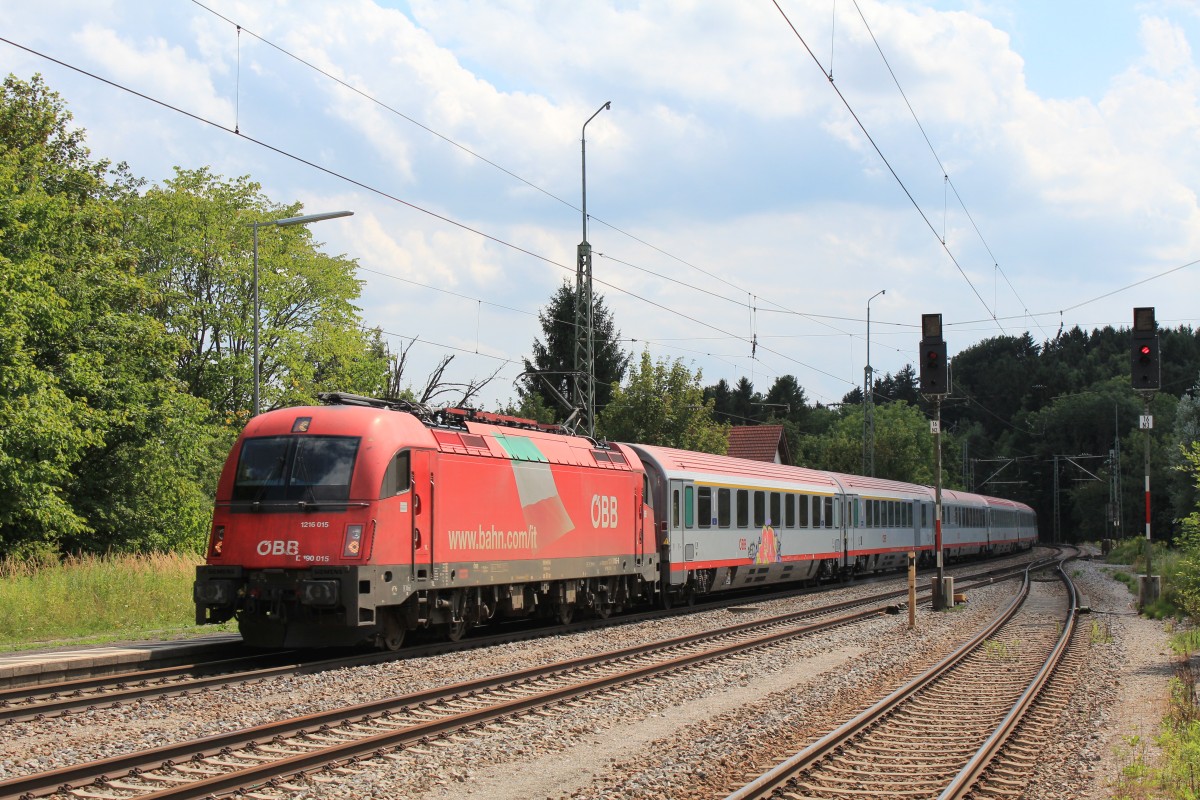 1216 015-8 ist am 14. August 2012 in Richtung M�nchen unterwegs. Aufgenommen im Bahnhof von Assling.