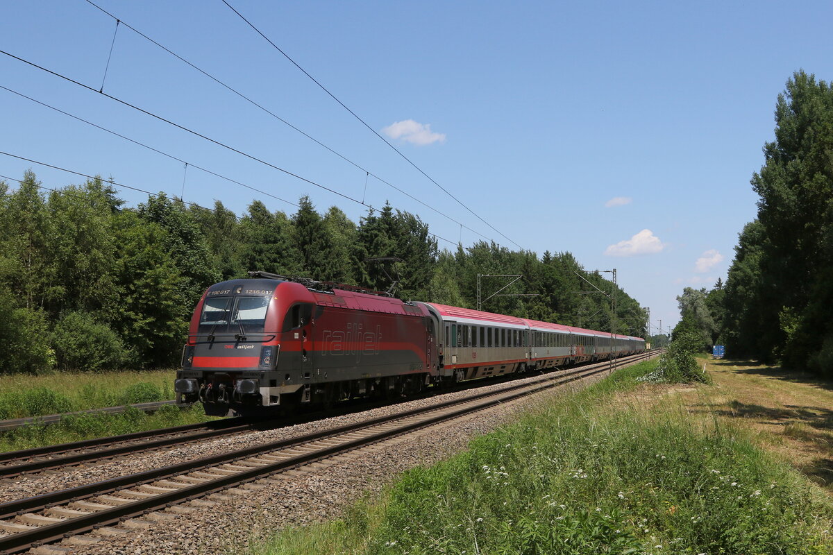 1216 017 aus M�nchen kommend am 14. Juni 2023 bei Brannenburg im Inntal.