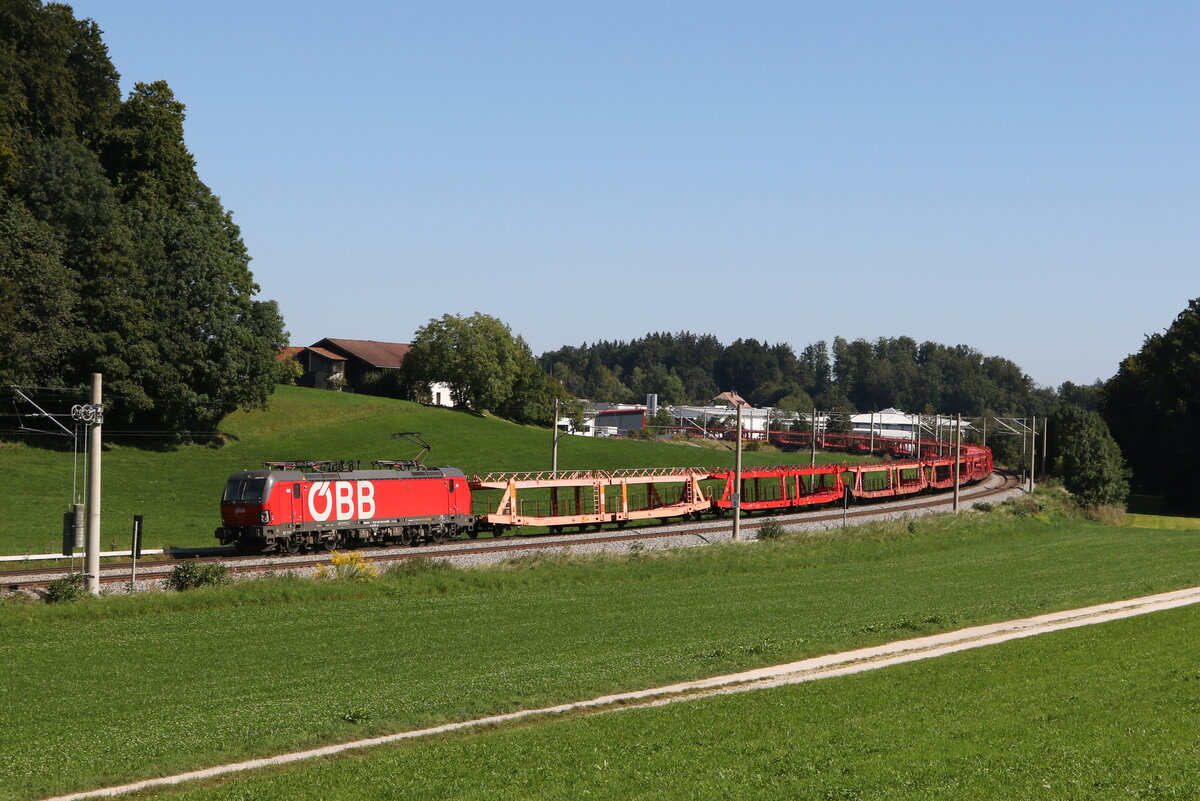 1293 021 war am 6. September 2023 mit einem leeren Autozug bei Axdorf in Richtung M�nchen unterwegs.